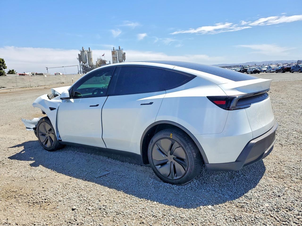 2026 Tesla Model Y - Фото 2