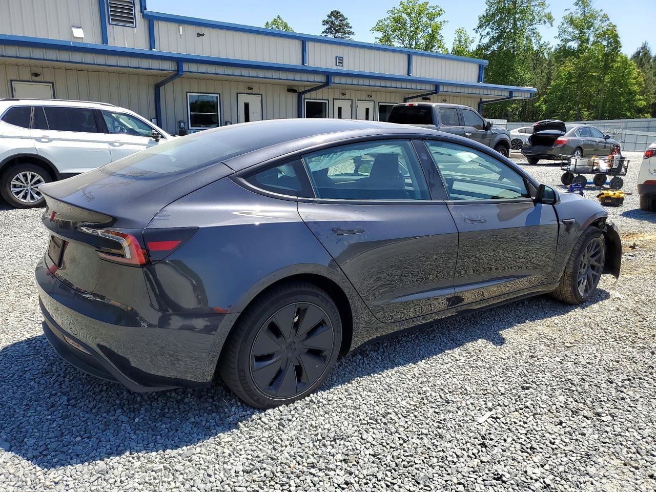 2025 Tesla Model 3 - Фото 3