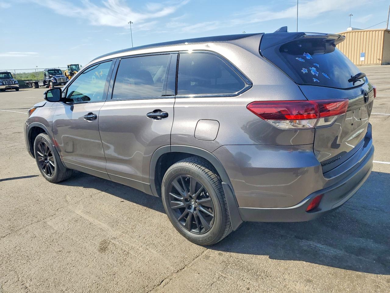 2019 Toyota Highlander Se - Фото 2