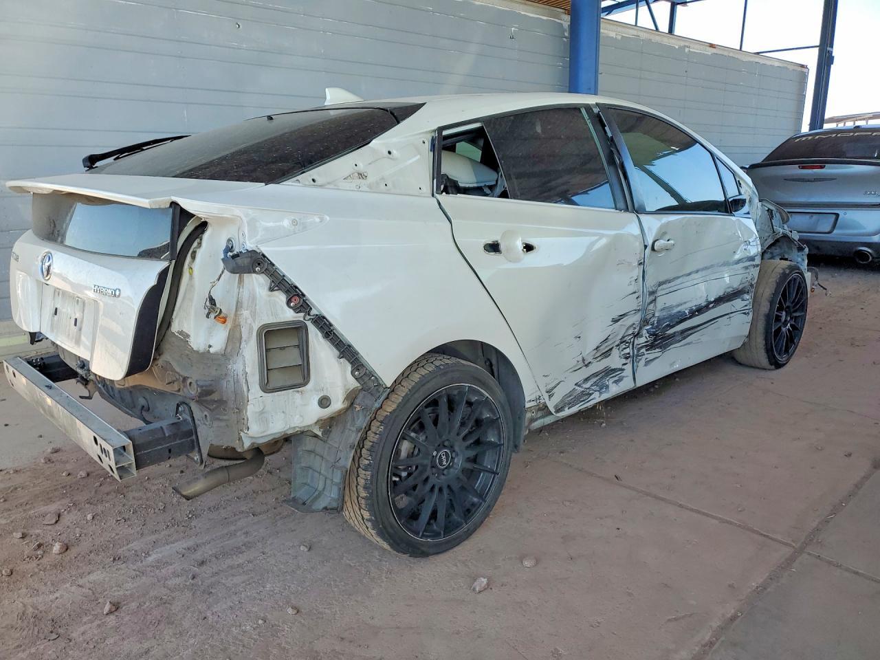 2016 Toyota Prius Three - Фото 3