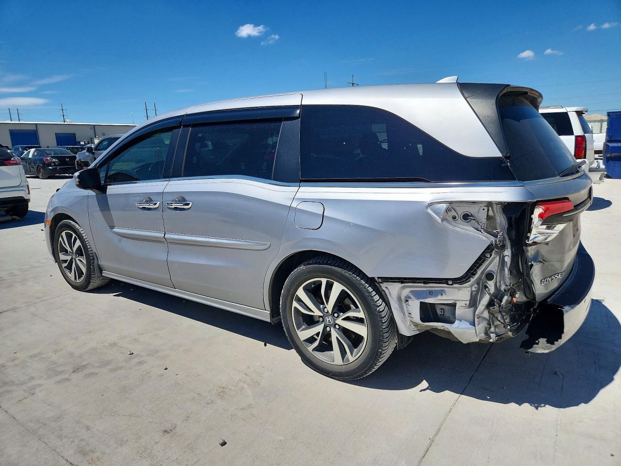 2021 Honda Odyssey Touring - Фото 2