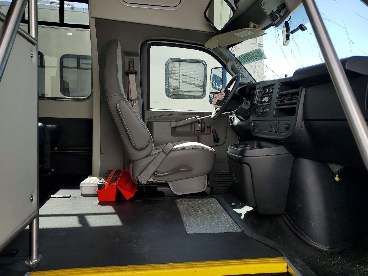2024 Chevrolet Express G4500 - Фото 5