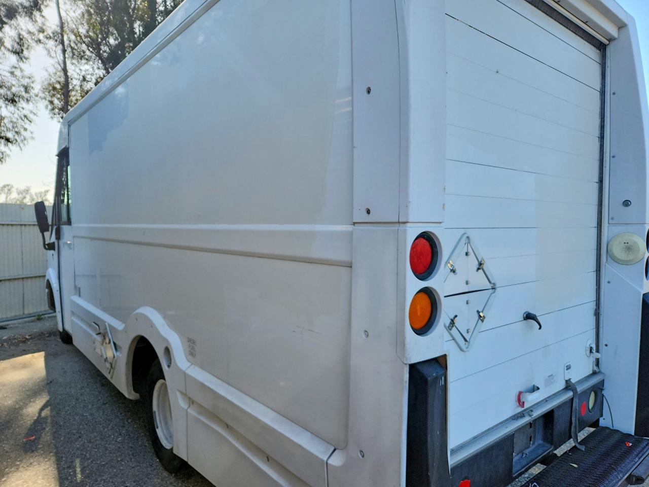 2016 Isuzu Npr - Фото 2