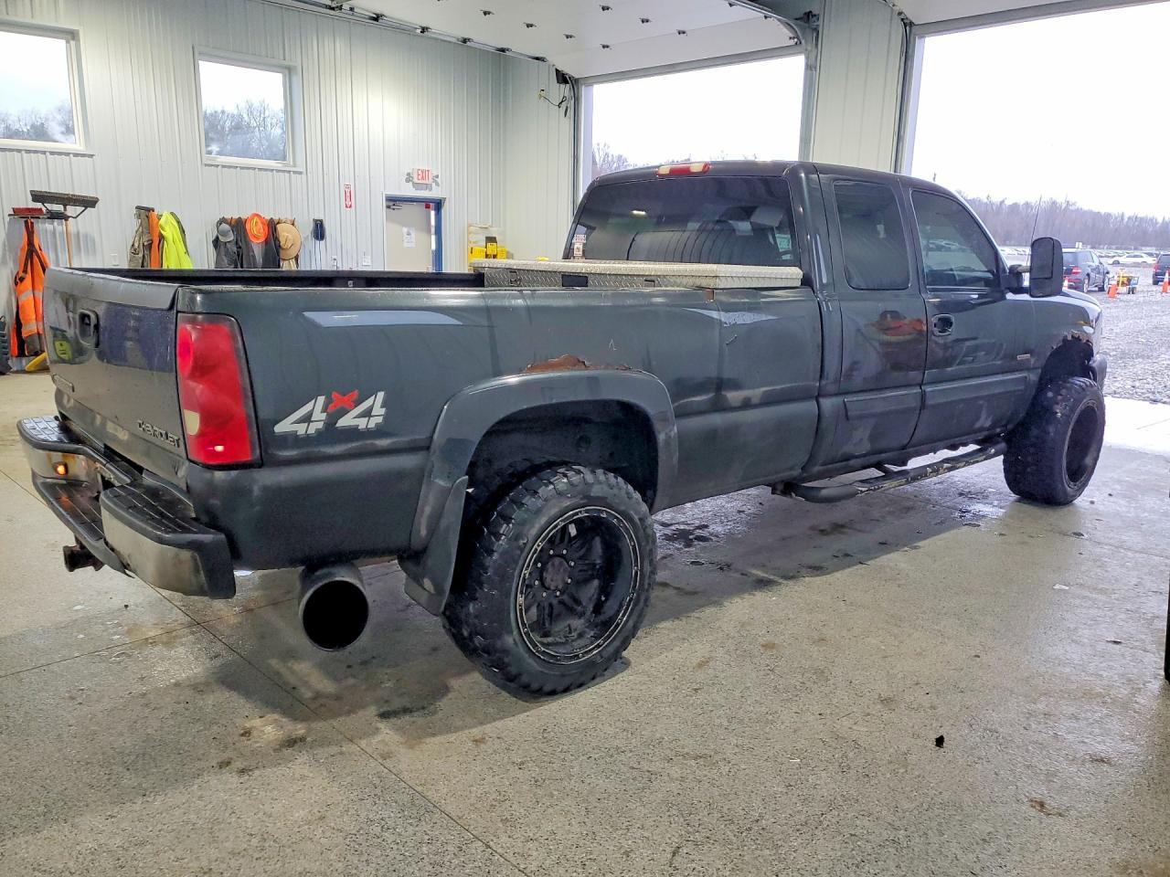 2004 Chevrolet Silverado K2500 Heavy Duty - Image 3