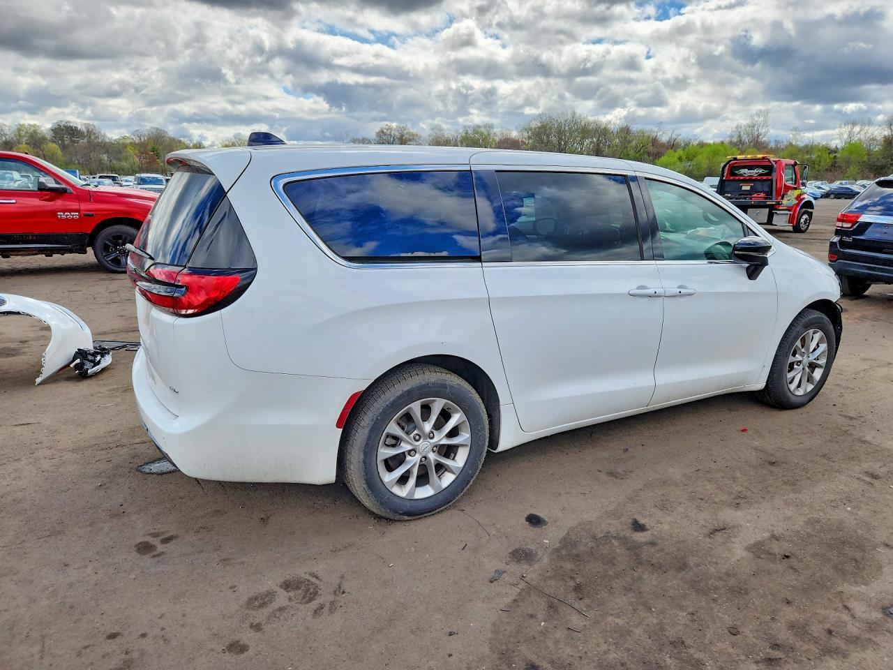 2025 Chrysler Pacifica Select - Image 3