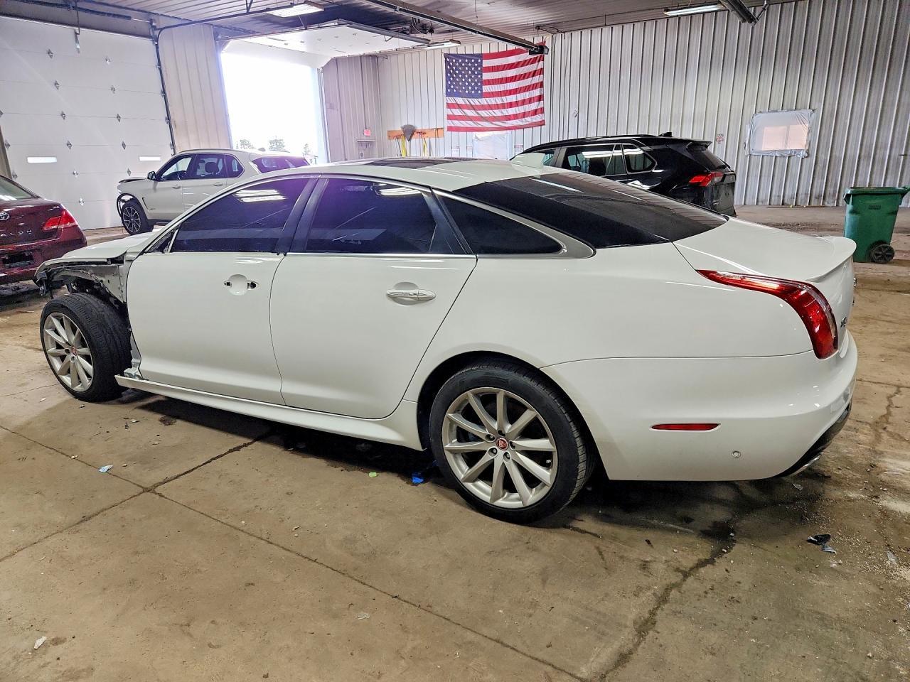 2017 Jaguar Xj - Image 2