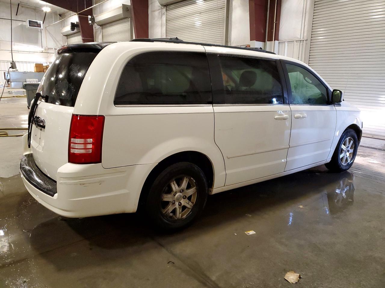 2008 Chrysler Town & Country Touring - Image 3