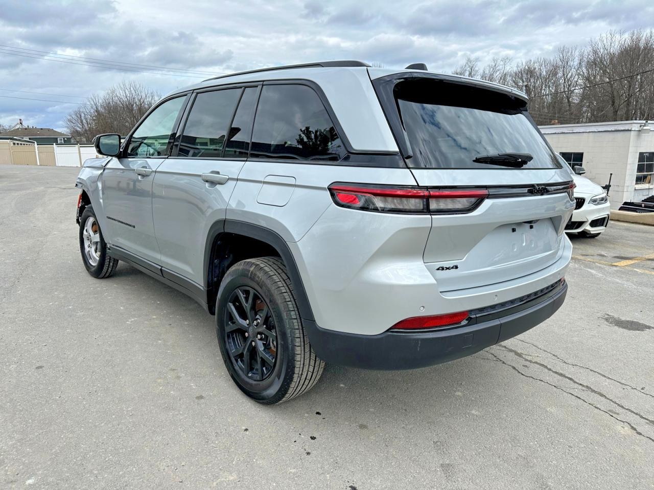 2025 Jeep Grand Cherokee Laredo - Image 2