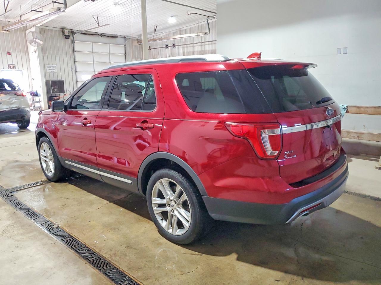 2017 Ford Explorer Xlt - Image 2