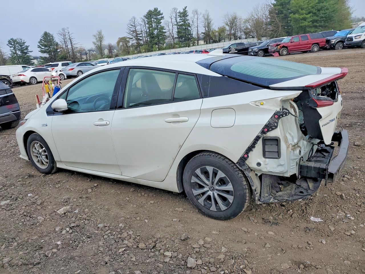 2020 Toyota Prius Prime Le - Image 2