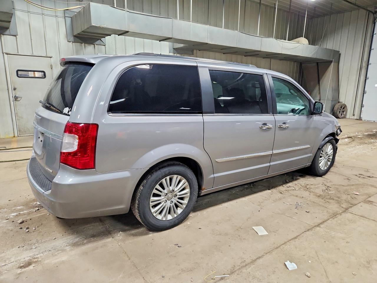 2013 Chrysler Town & Country Limited - Image 3