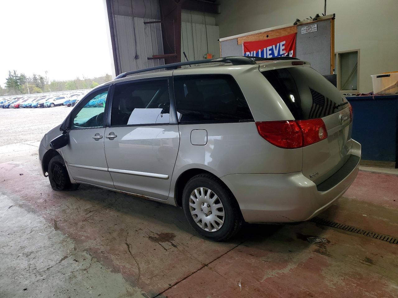 2008 Toyota Sienna Le 8-Passenger - Image 2