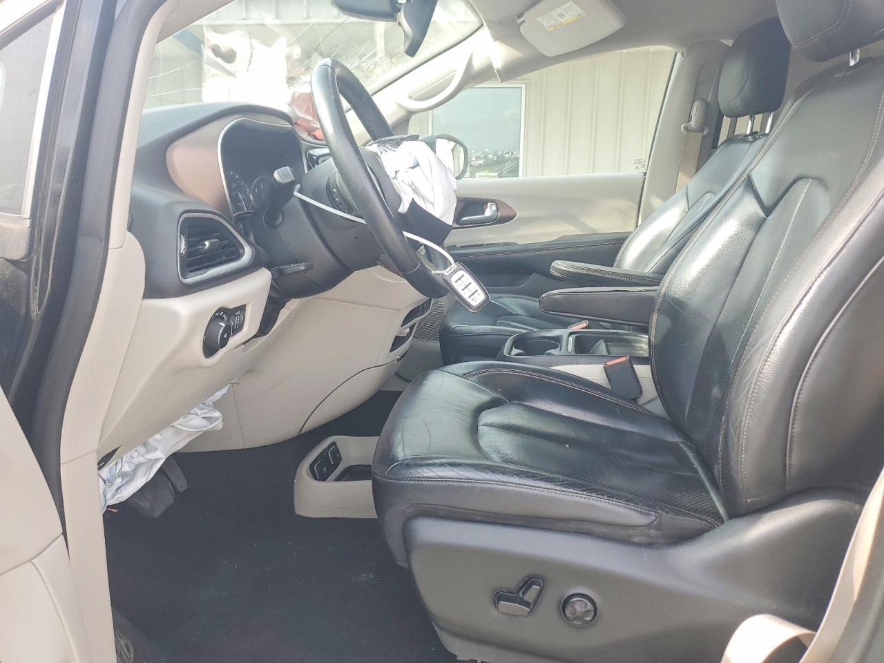 2018 Chrysler Pacifica Touring L - Image 7