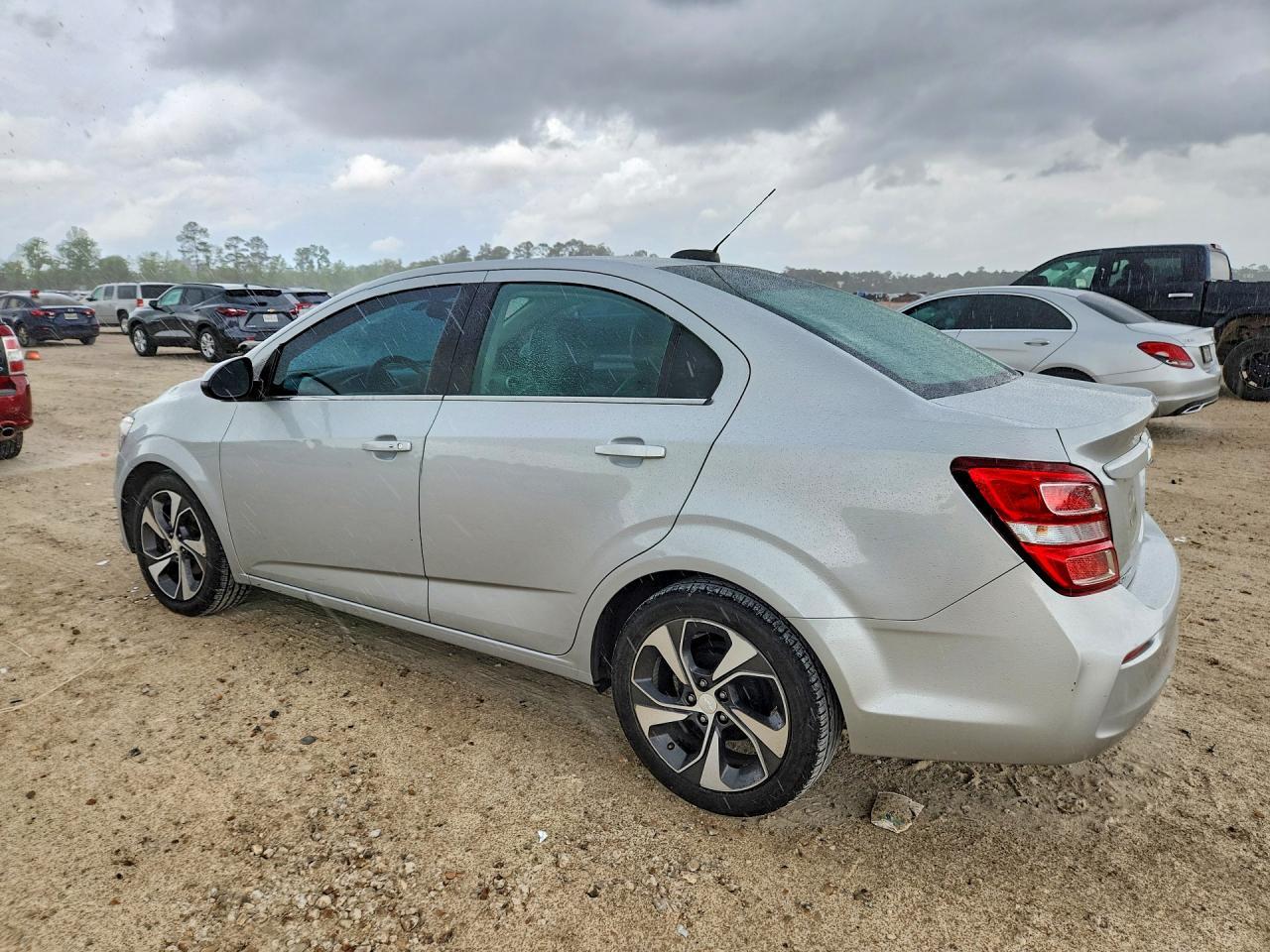 2020 Chevrolet Sonic Premier - Фото 2