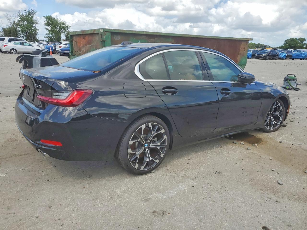 2025 BMW 330I - Фото 3