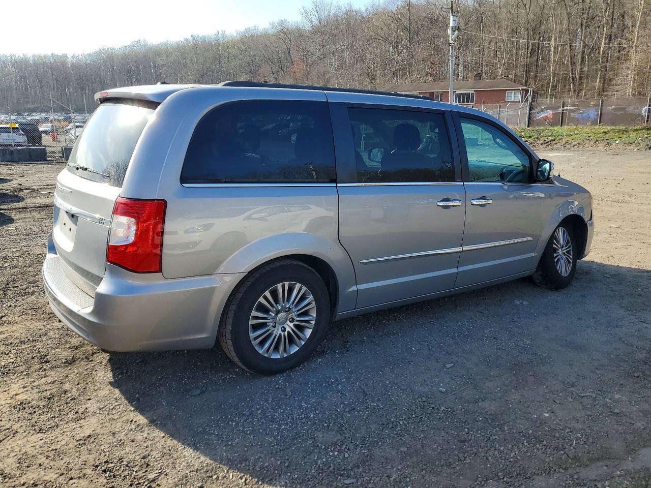 2013 Chrysler Town & Country Touring L - Фото 3