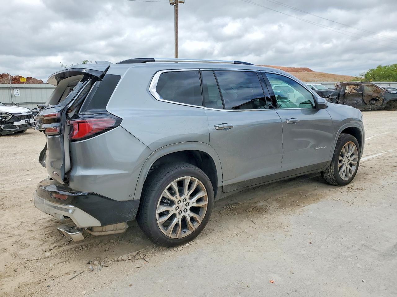 2026 GMC Acadia Denali - Фото 3