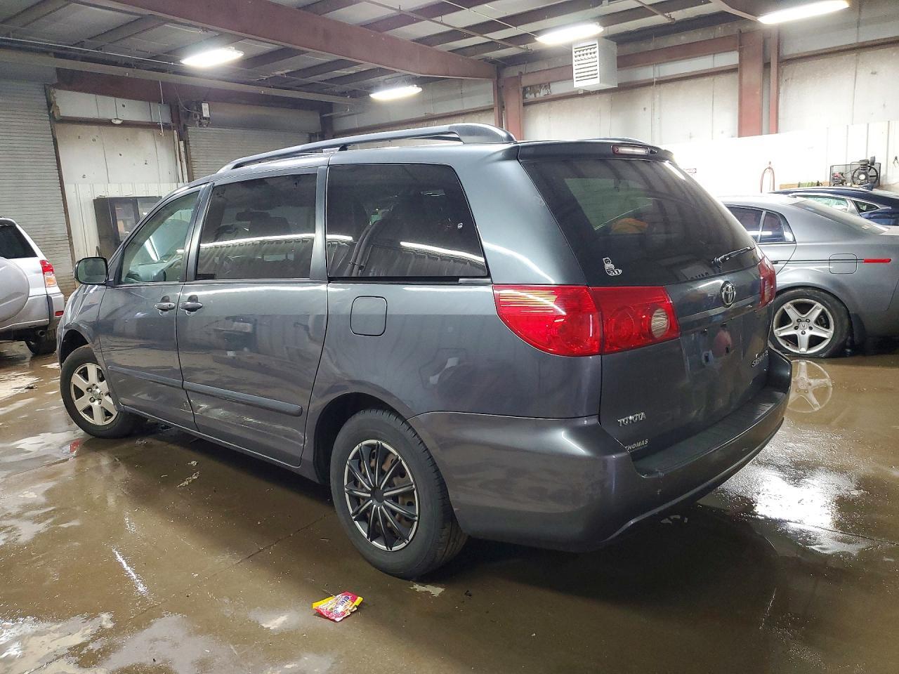 2007 Toyota Sienna Le 7-Passenger - Image 2