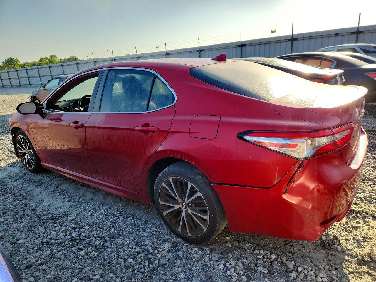 2019 Toyota Camry Se - Фото 2