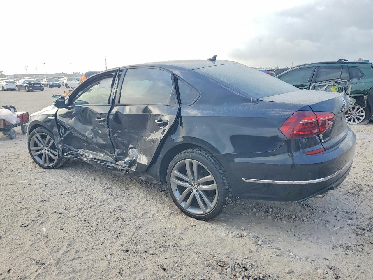 2018 Volkswagen Passat S - Фото 2