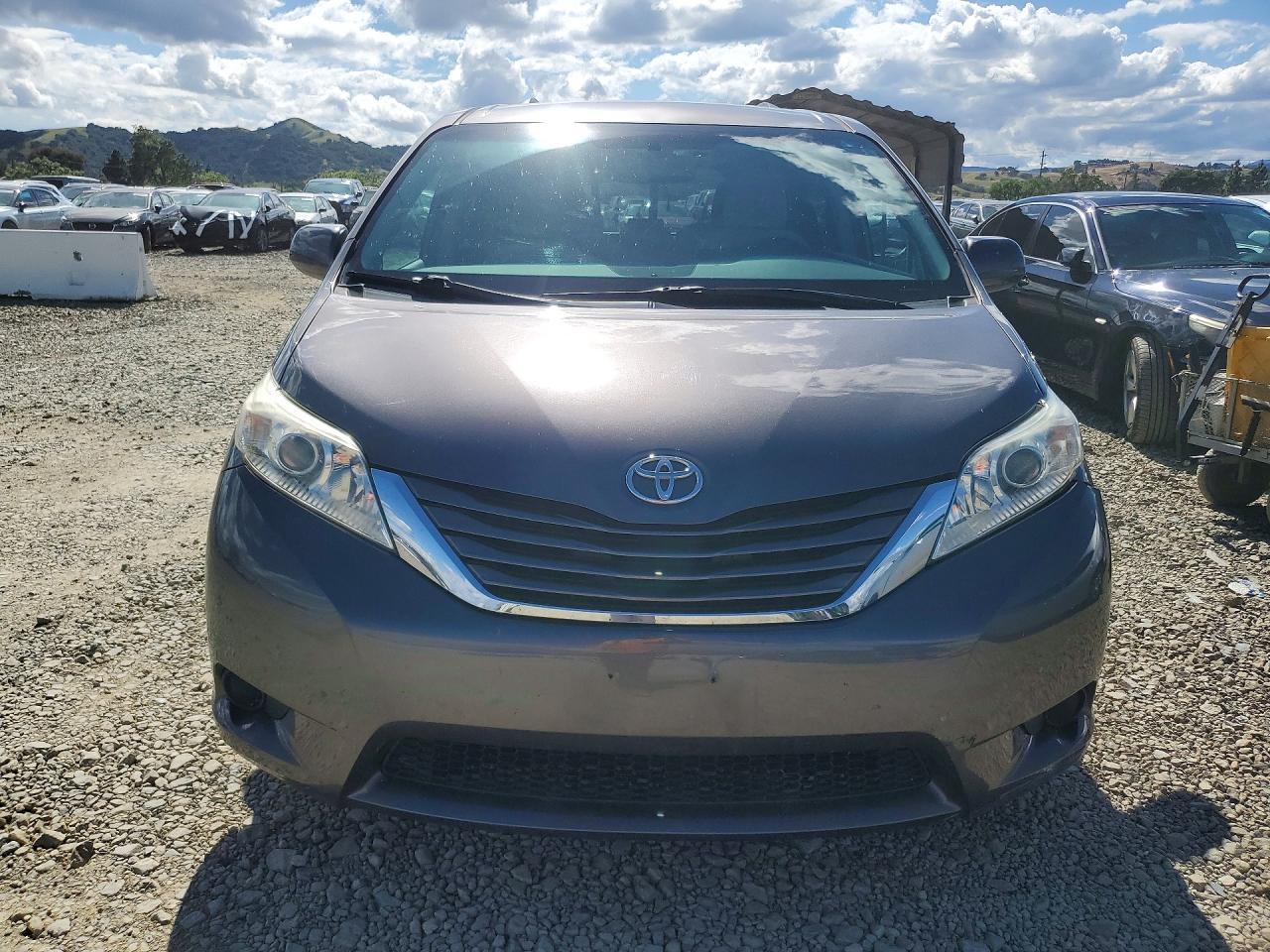2015 Toyota Sienna Le - Фото 5