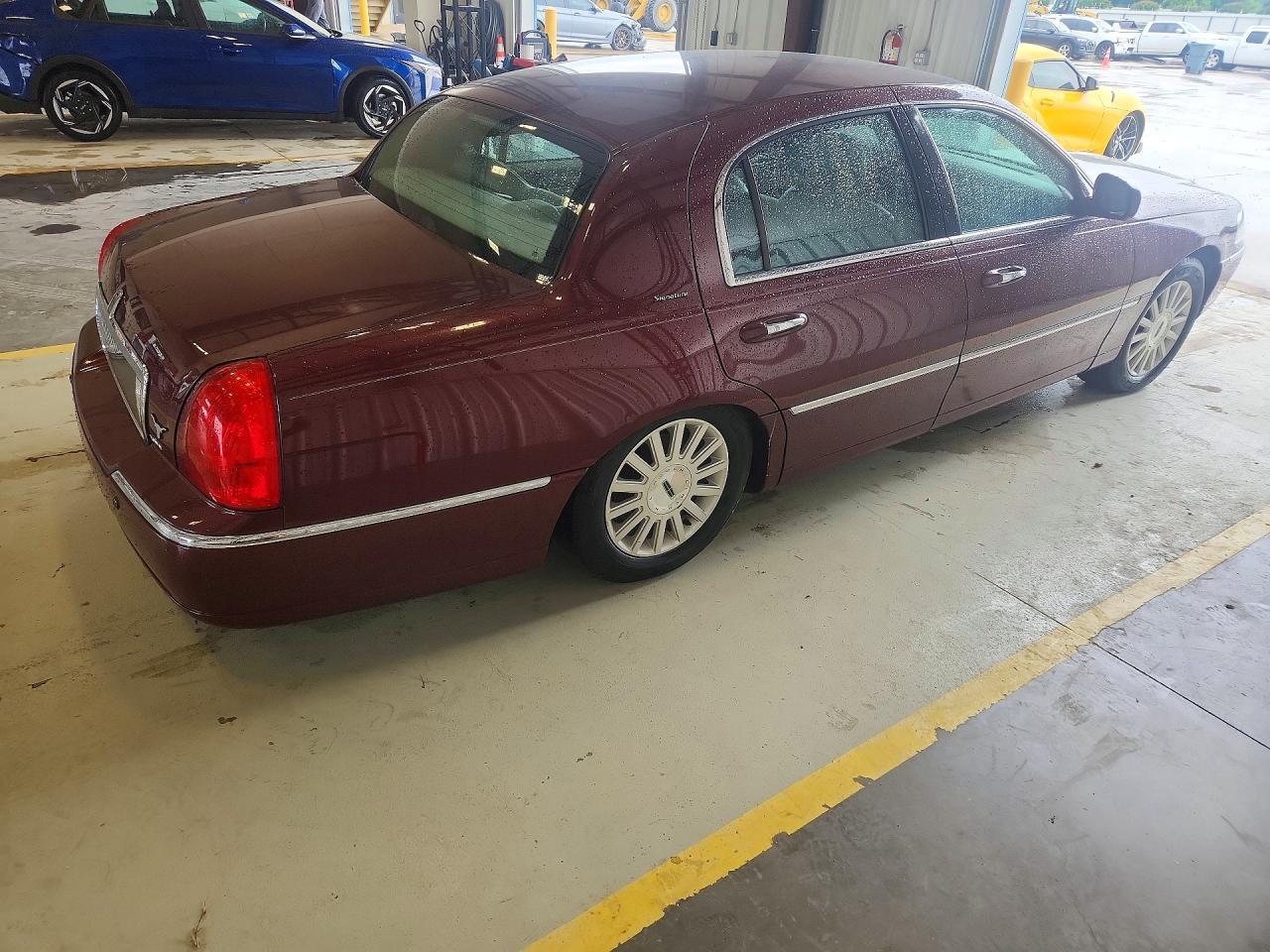 2004 Lincoln Town Car Executive - Image 3