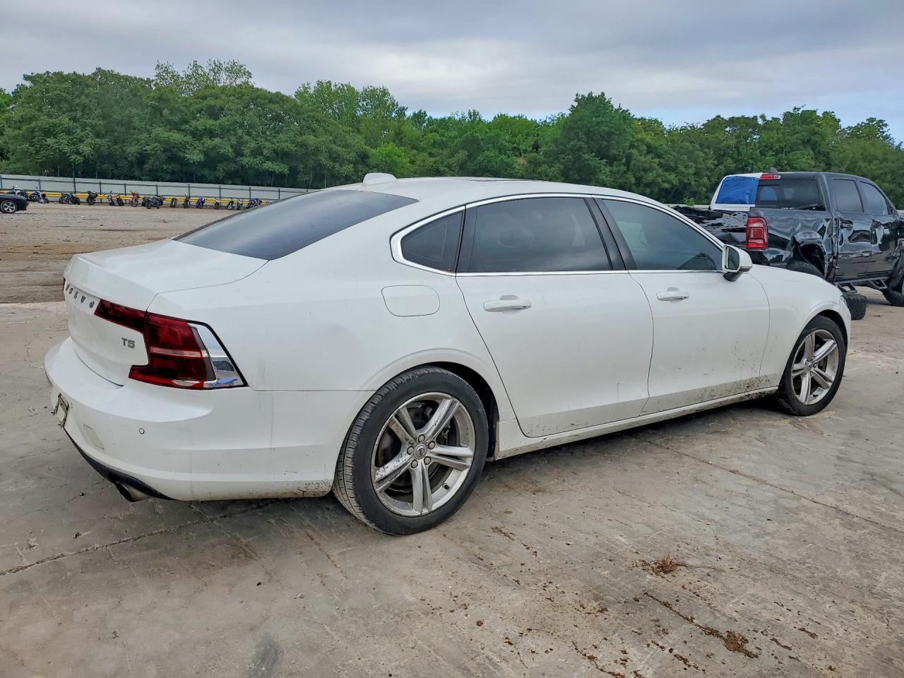 2018 Volvo S90 T5 Momentum - Фото 3