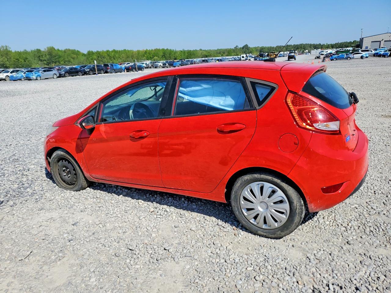 2013 Ford Fiesta Se - Фото 2
