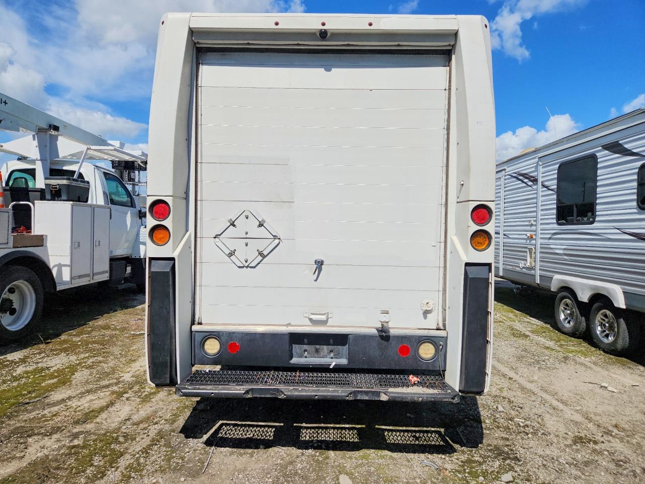 2013 Isuzu Npr Delivery Truck - Image 6