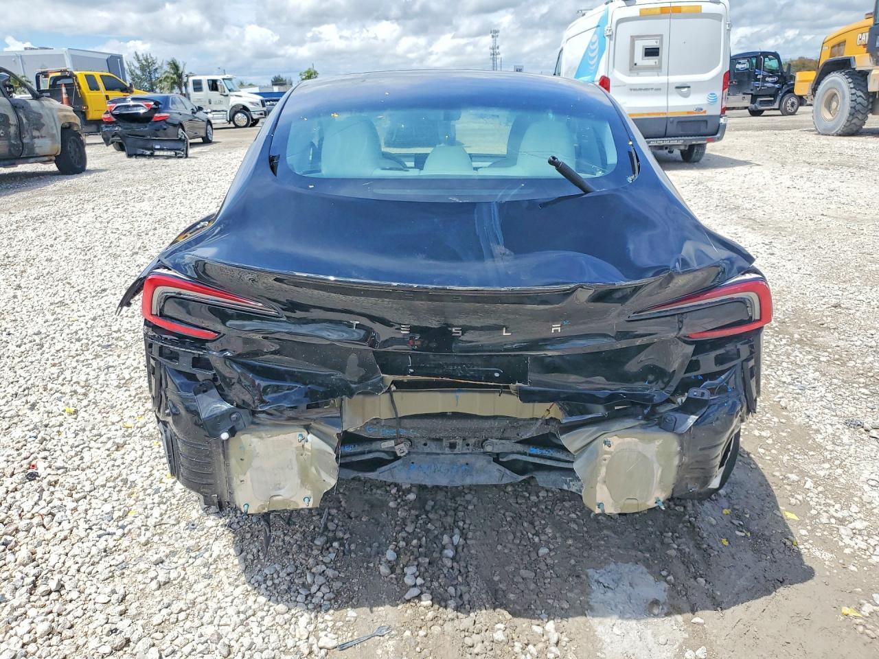 2025 Tesla Model 3 - Фото 6