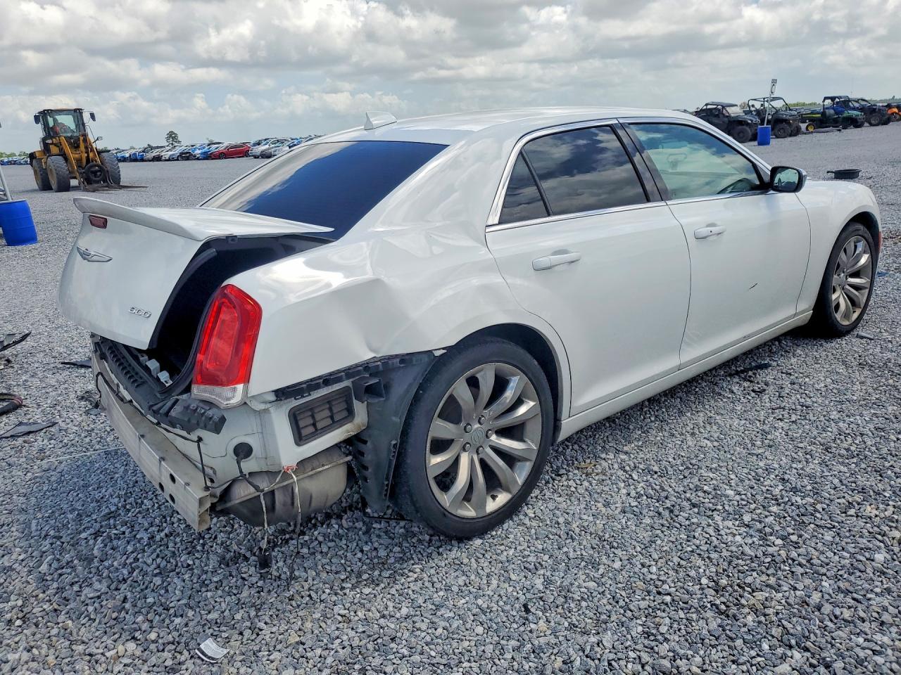 2018 Chrysler 300 Touring - Фото 3