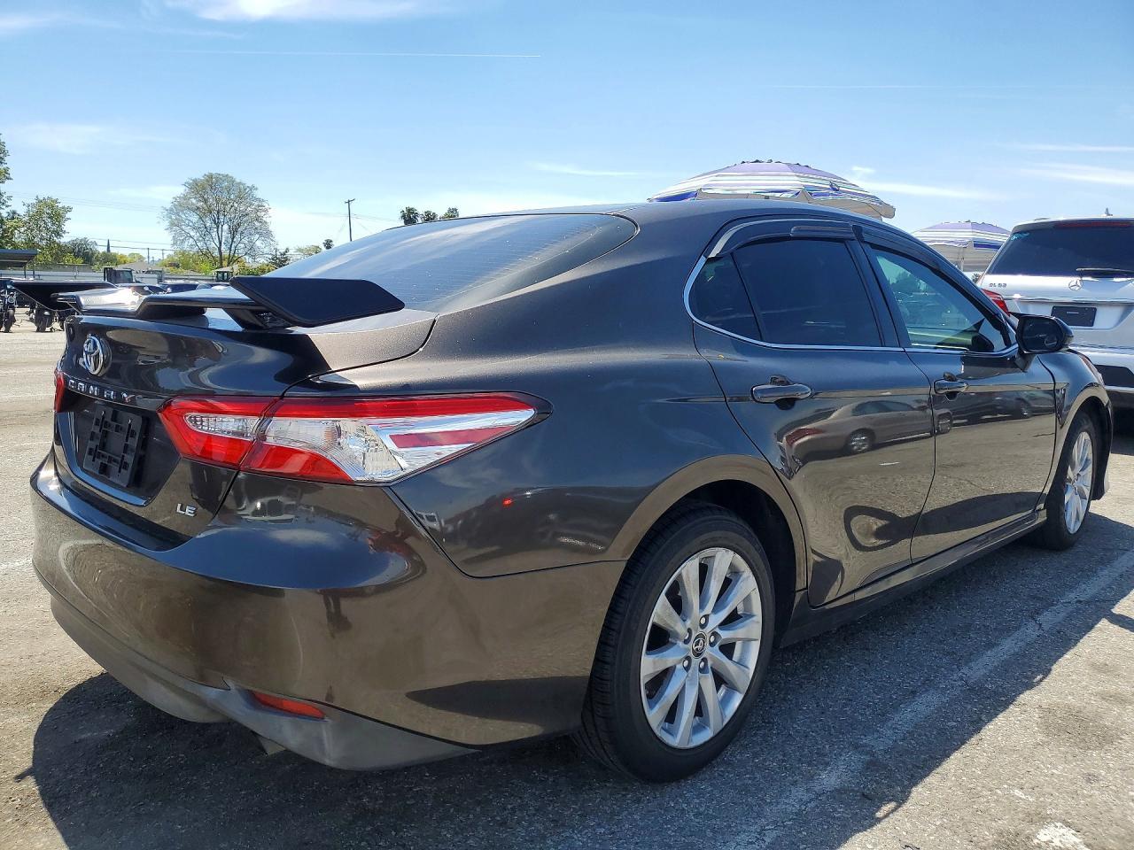 2018 Toyota Camry Le - Фото 3