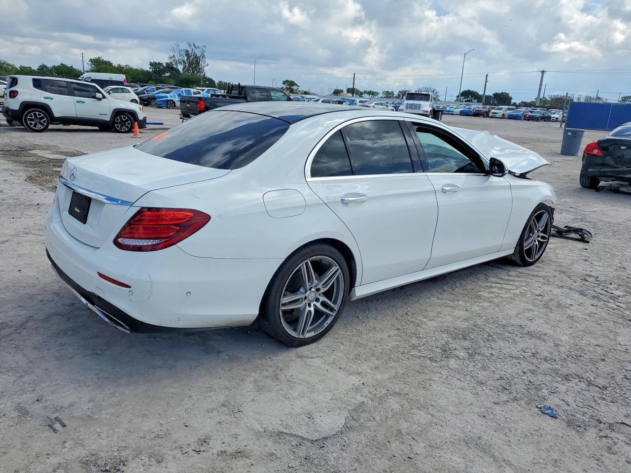 2017 Mercedes-Benz E 300 - Фото 3