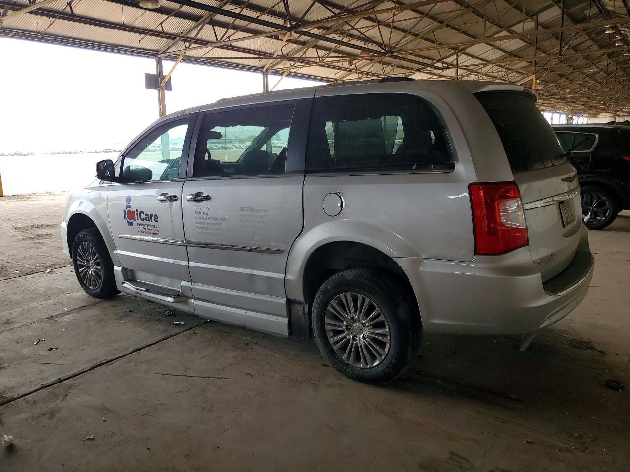 2011 Chrysler Town & Country Limited - Фото 2