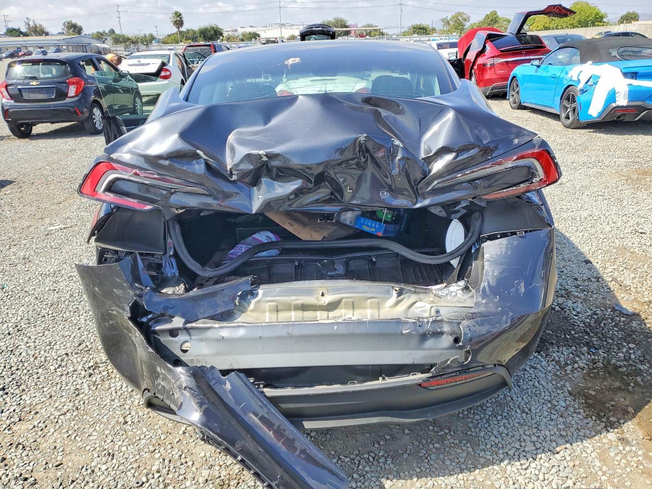 2025 Tesla Model 3 - Фото 6