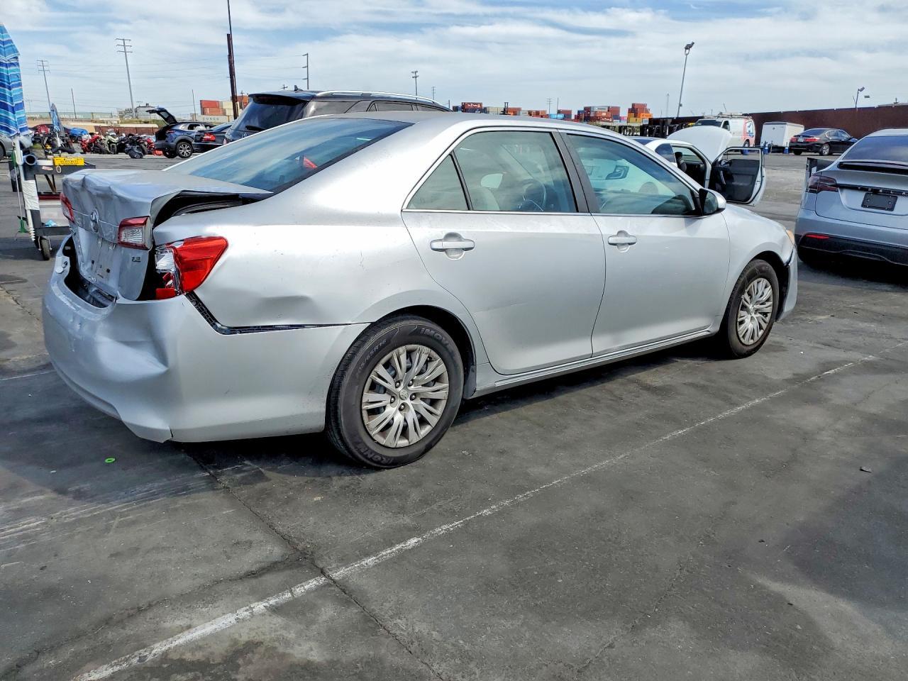 2014 Toyota Camry Le - Фото 3