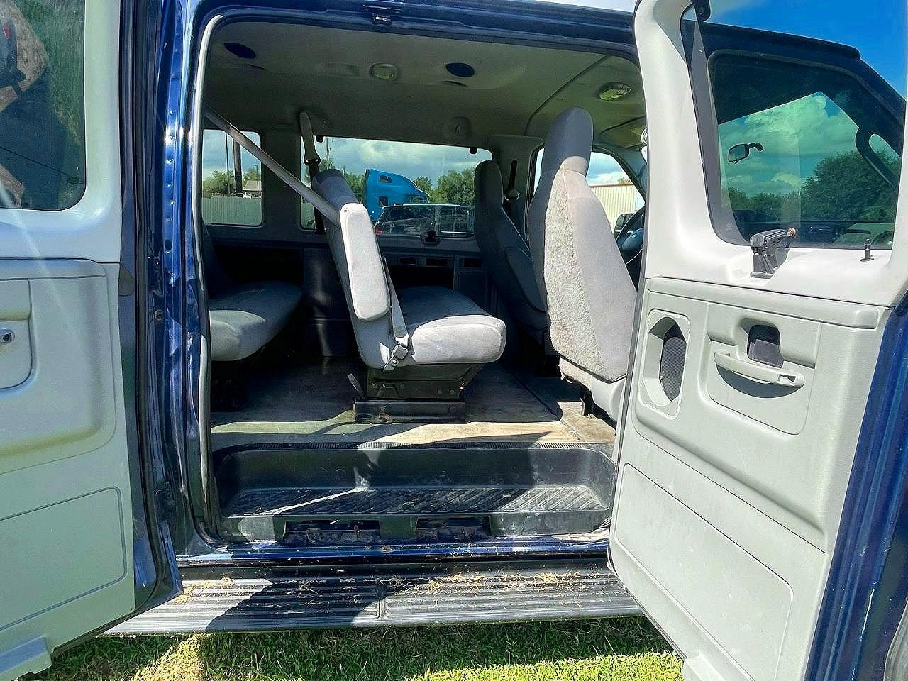 2011 Ford Econoline E350 Super Duty Wagon - Image 6