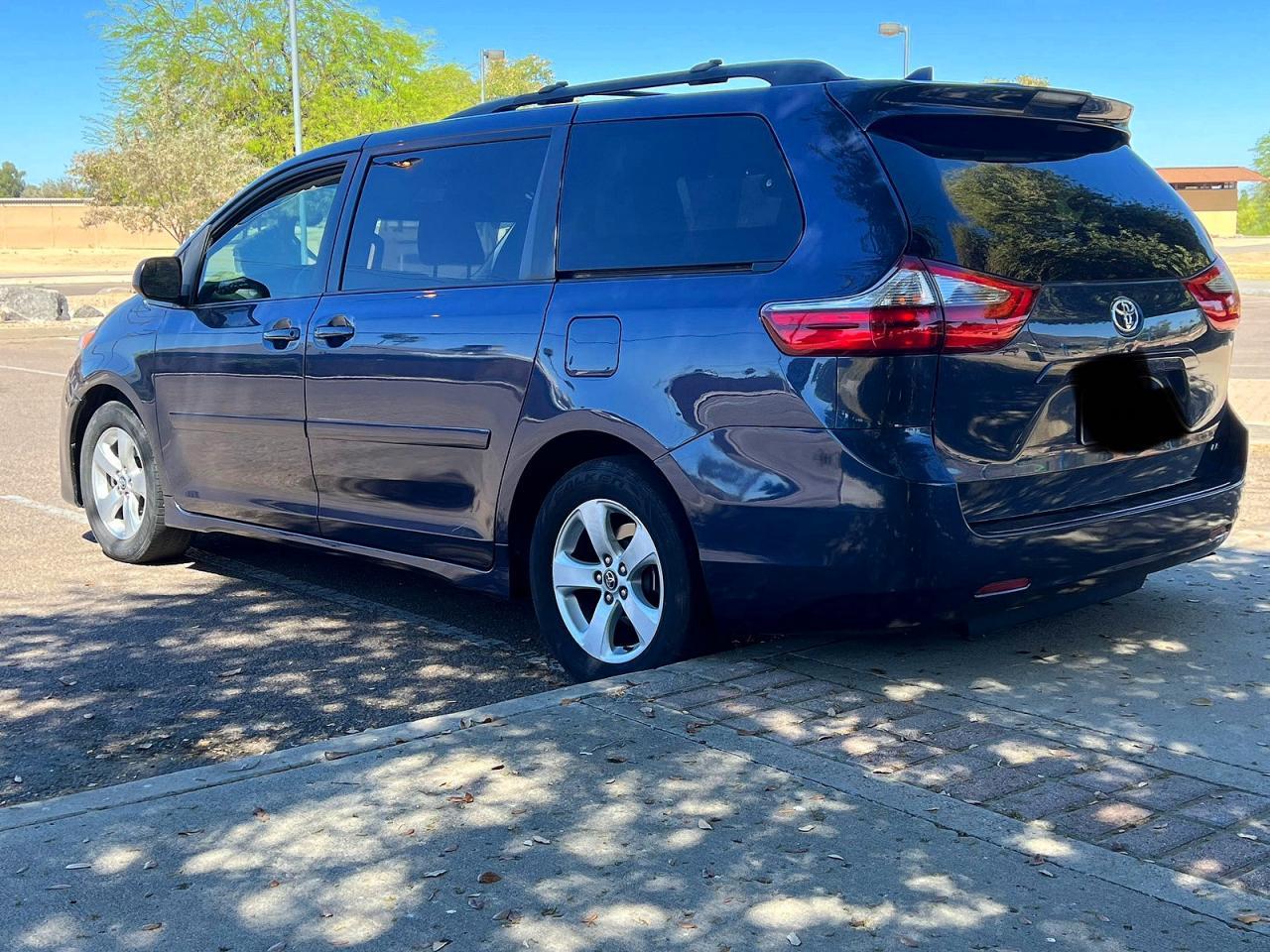 2020 Toyota Sienna Le - Фото 3