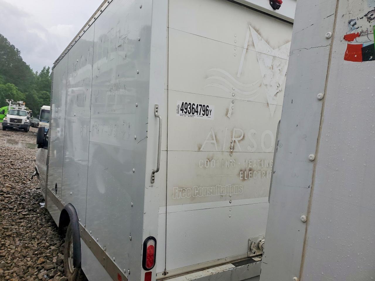 2023 Chevrolet Express Box Truck - Фото 6