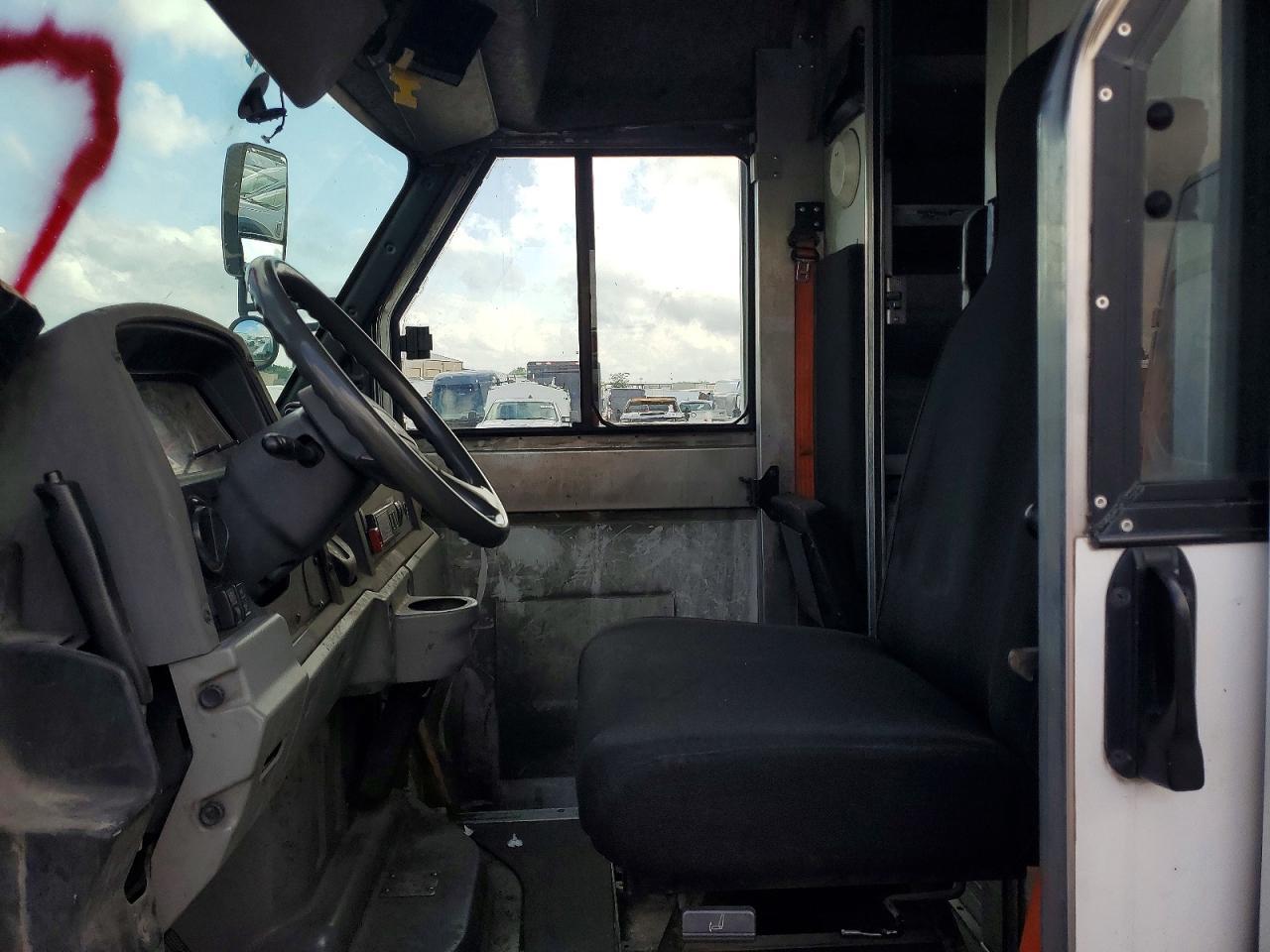 2015 Isuzu Reach Npr - Image 7