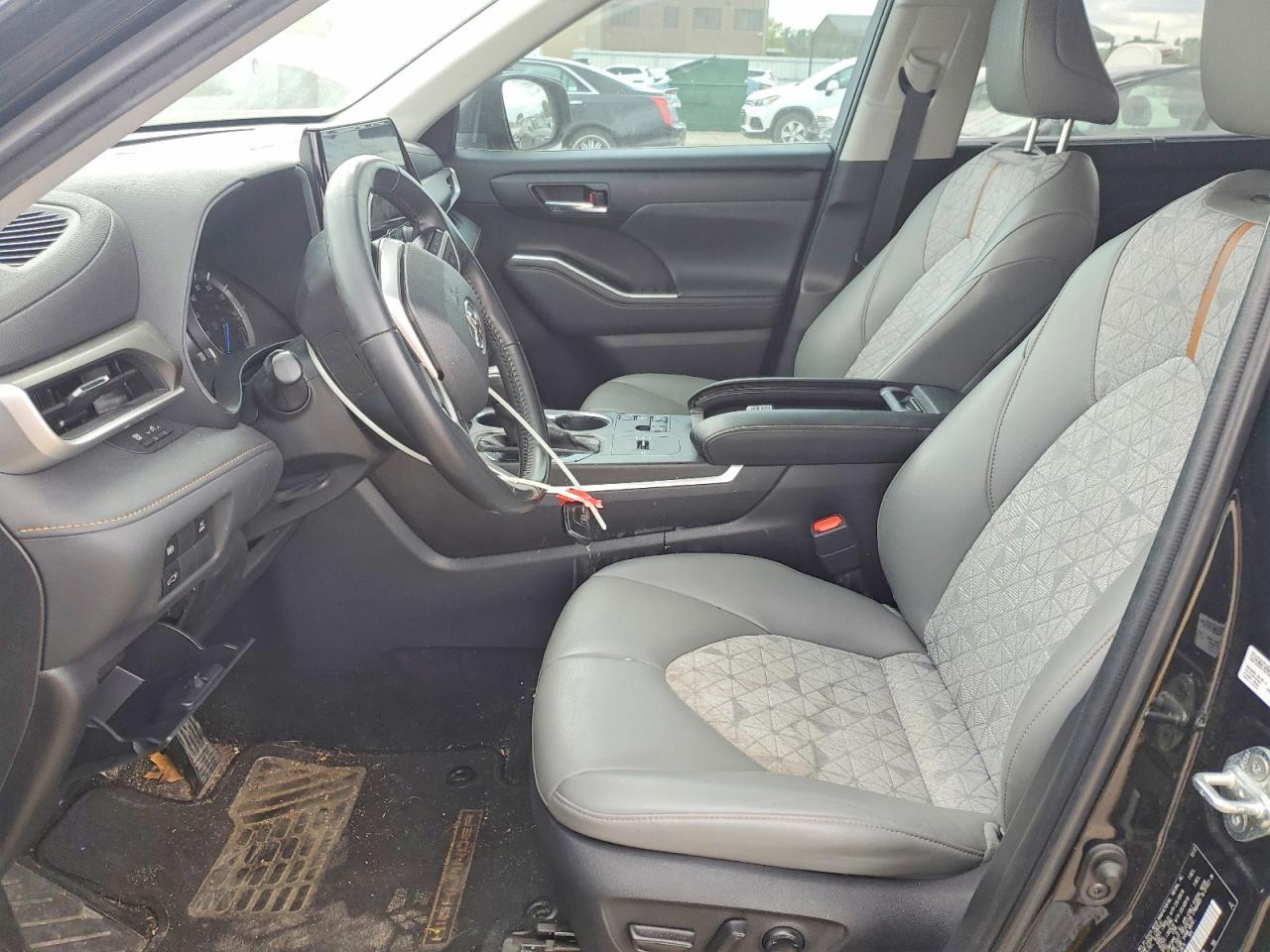 2023 Toyota Highlander Hybrid Bronze Edition - Image 7