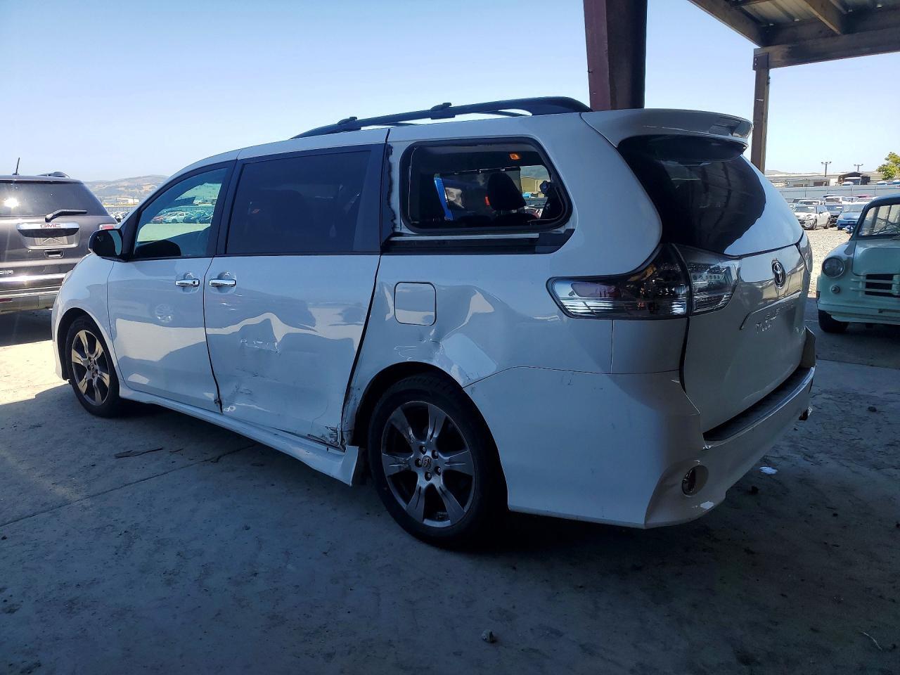 2017 Toyota Sienna Se - Image 2