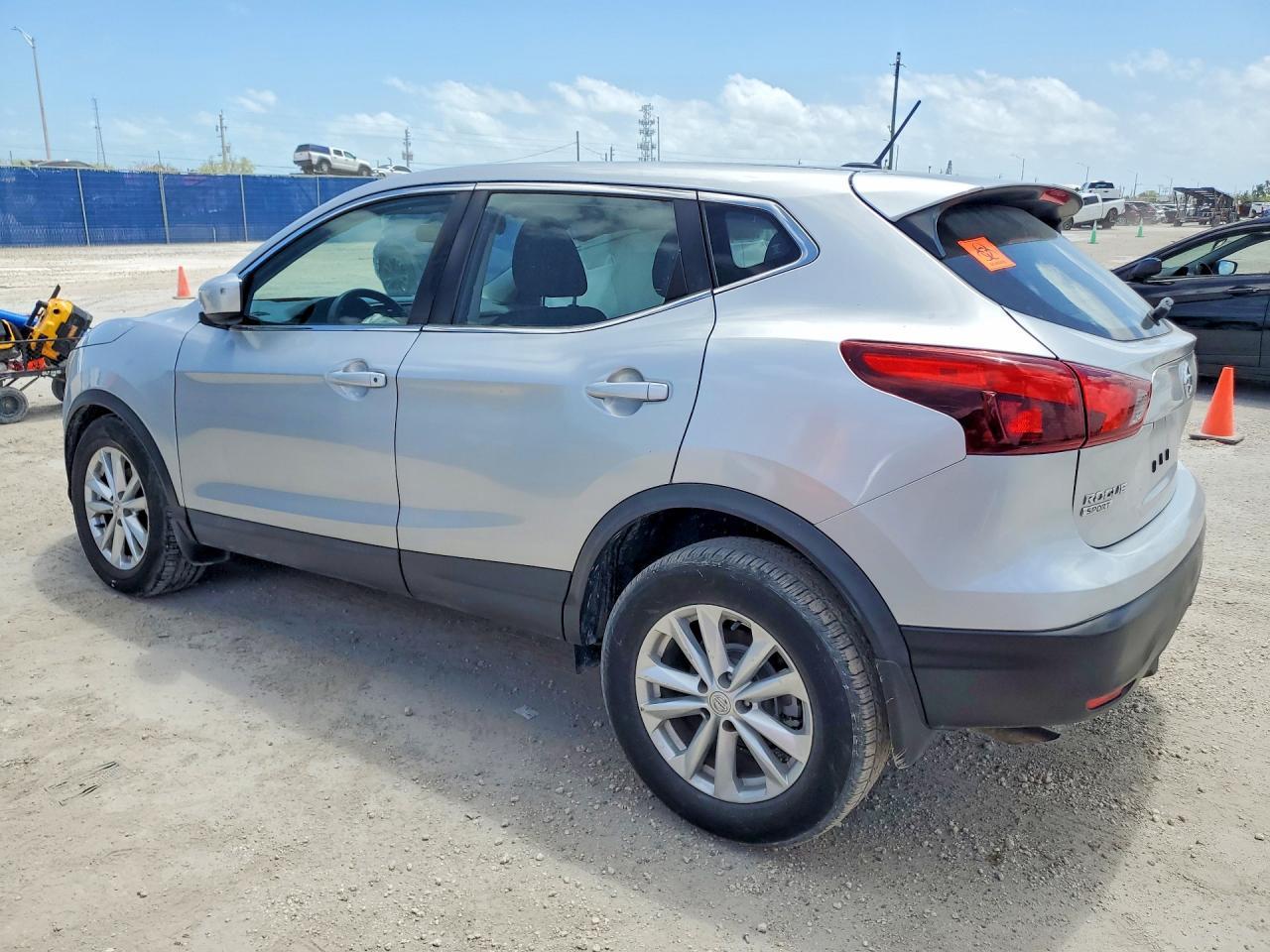 2017 Nissan Rogue Sport S - Фото 2