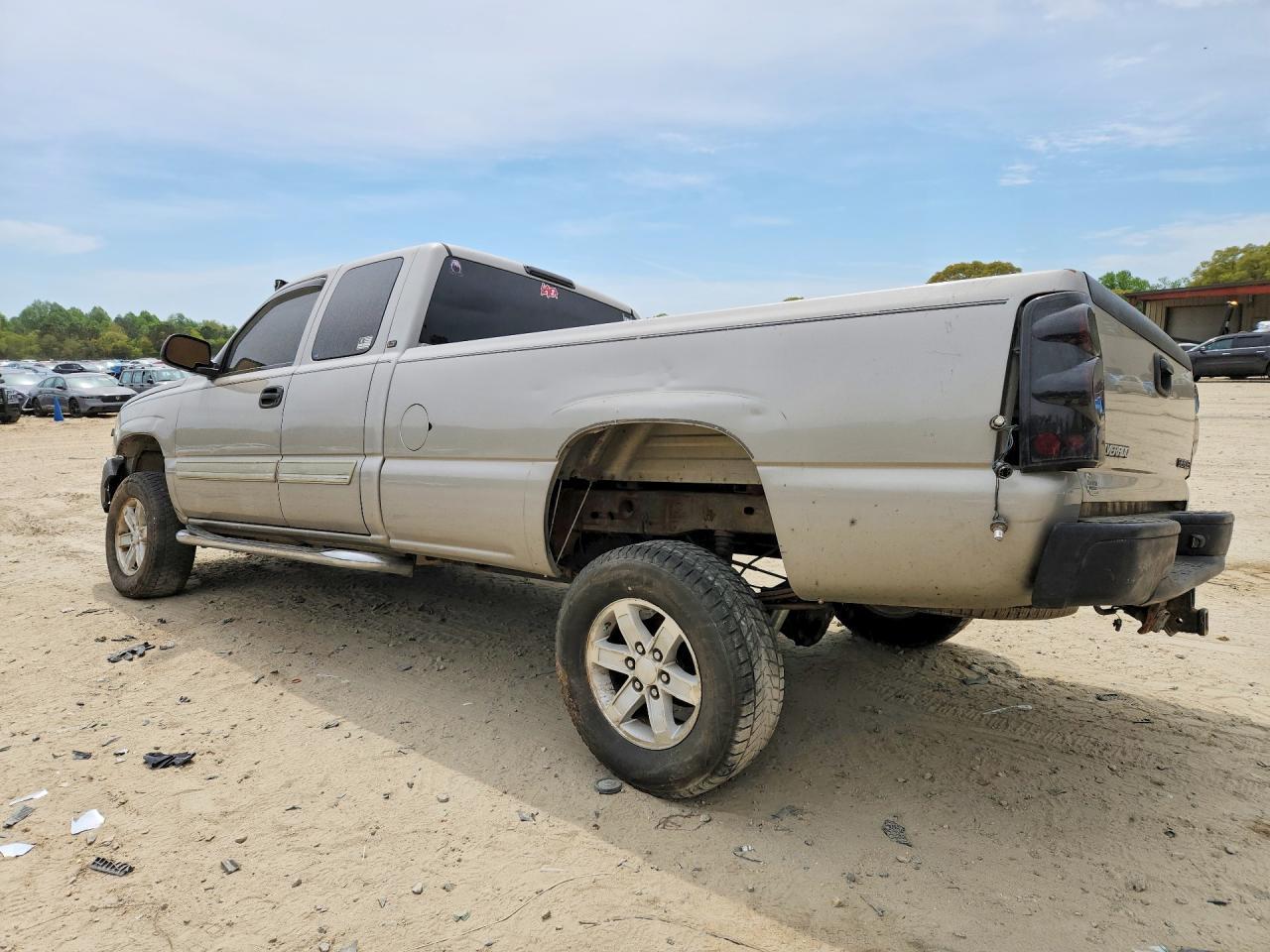 2004 Chevrolet Silverado C1500 - Image 2