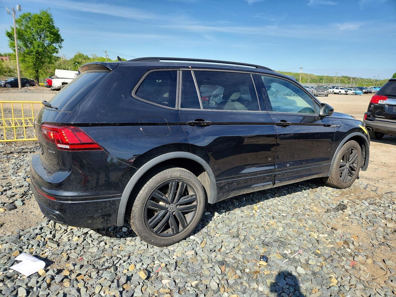 2022 Volkswagen Tiguan Se R-Line Black - Image 3