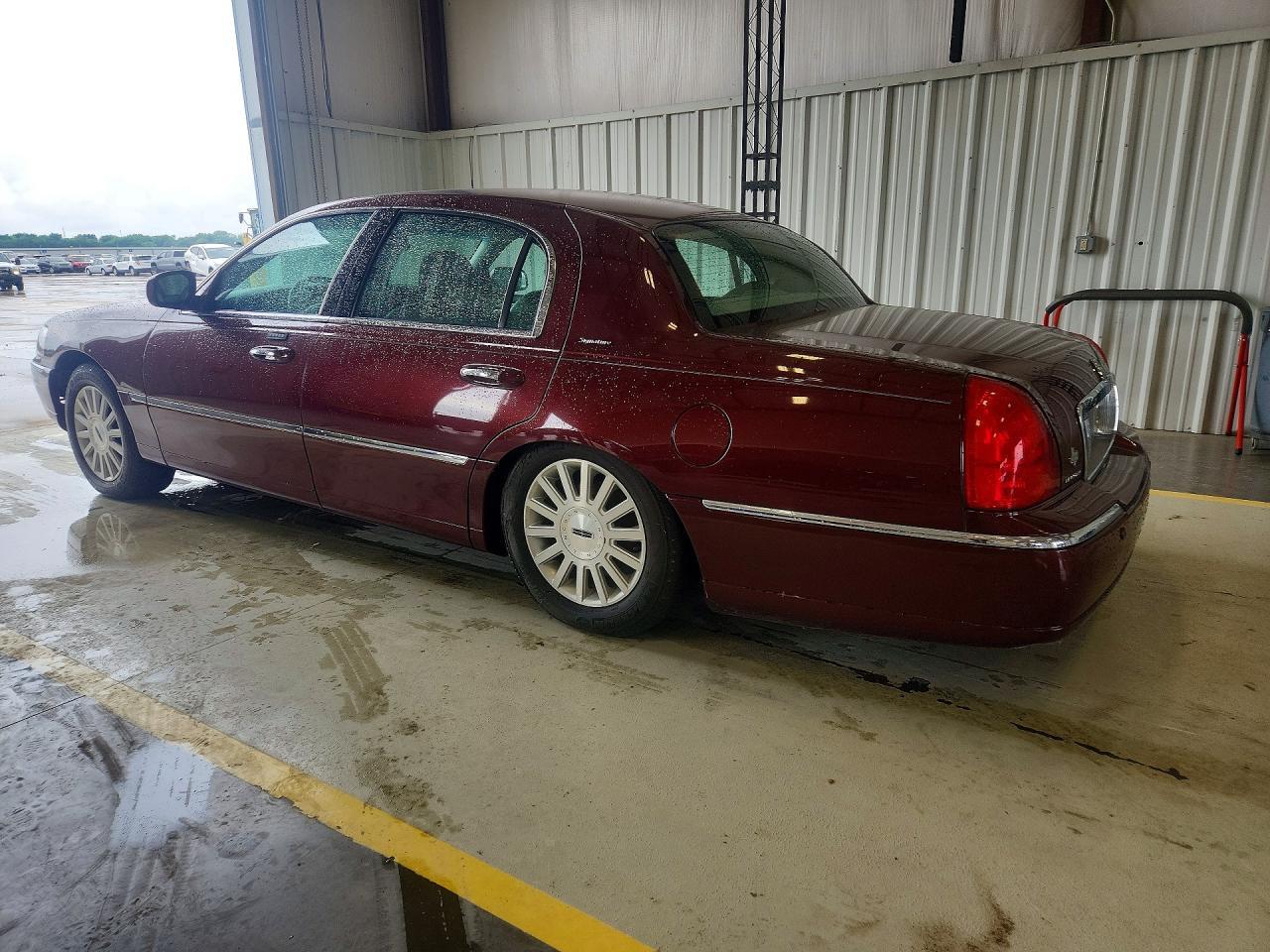 2004 Lincoln Town Car Executive - Image 2