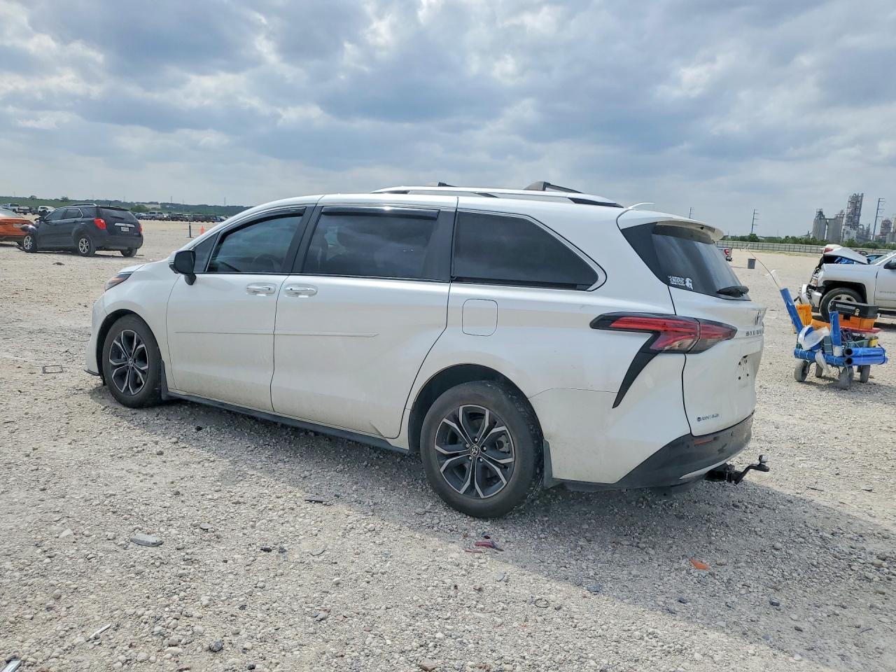 2025 Toyota Sienna - Фото 2