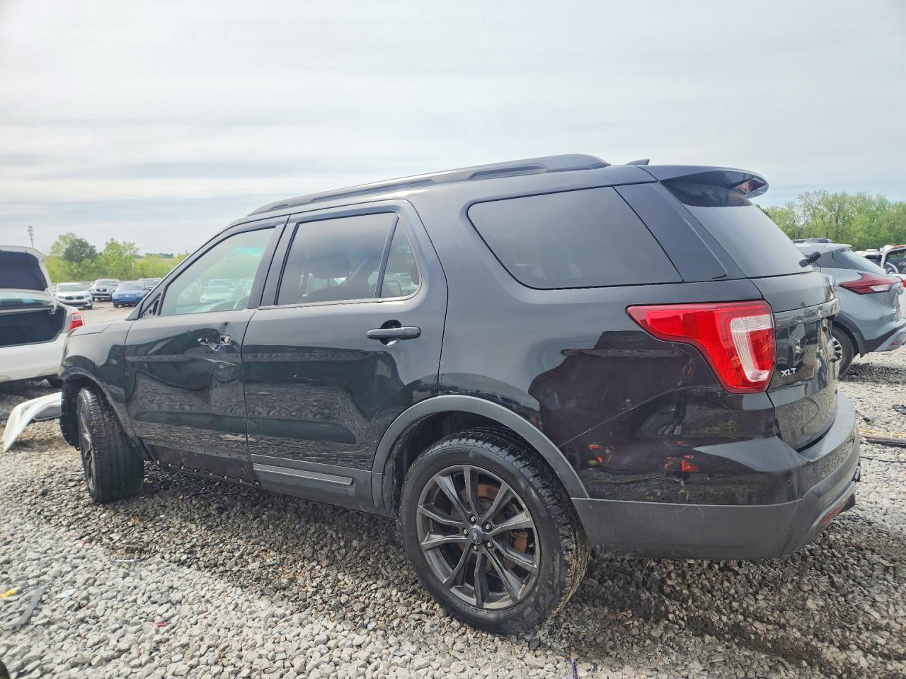 2017 Ford Explorer Xlt - Image 2