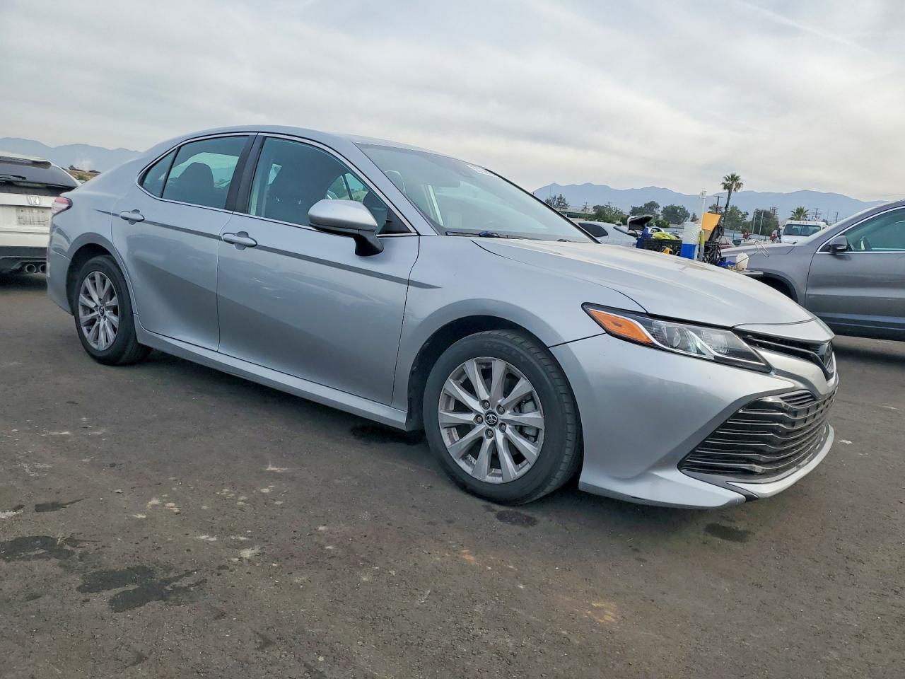 2020 Toyota Camry Le - Фото 4