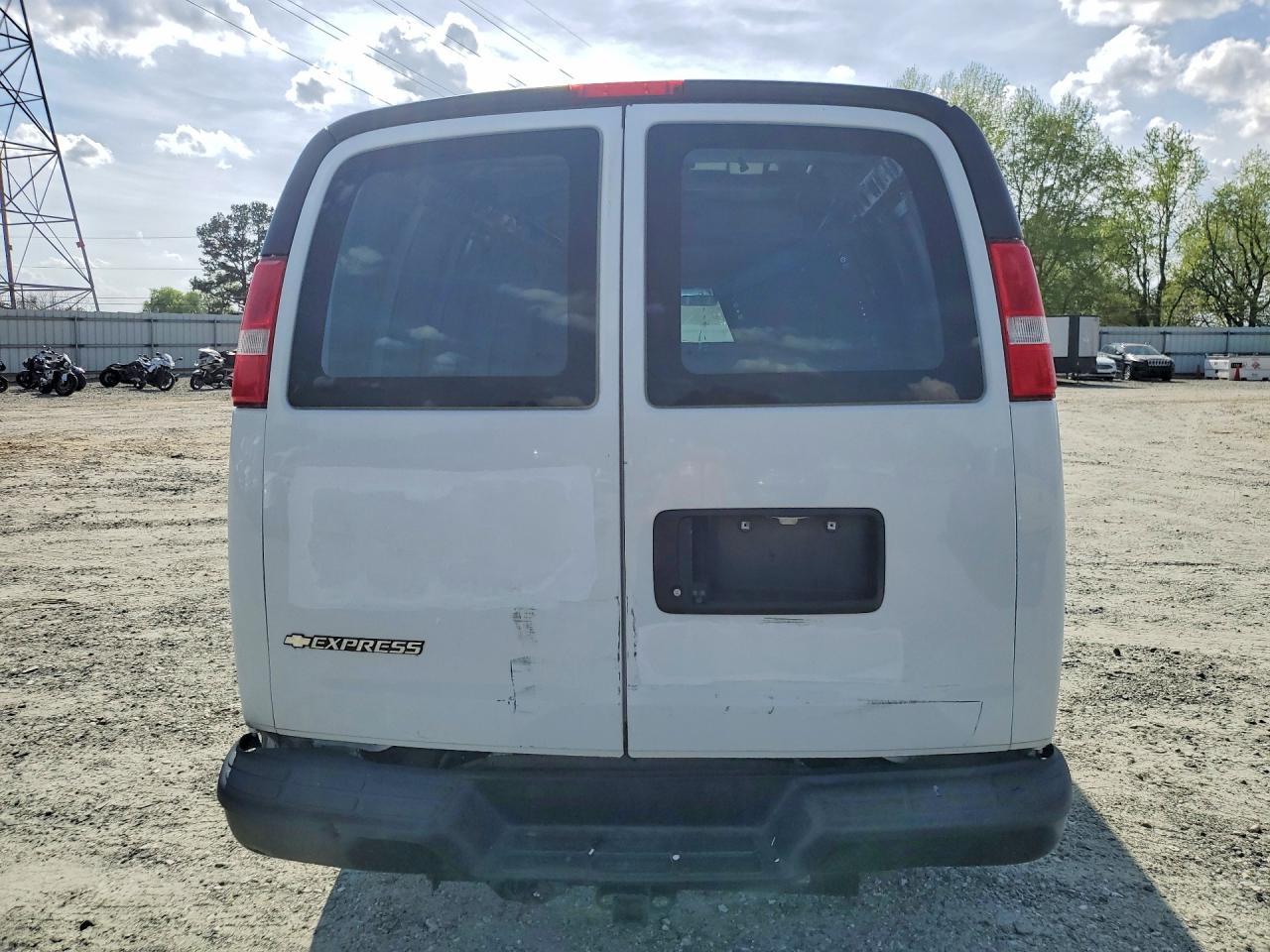2019 Chevrolet Express 3500 Utility / Service Van - Image 6